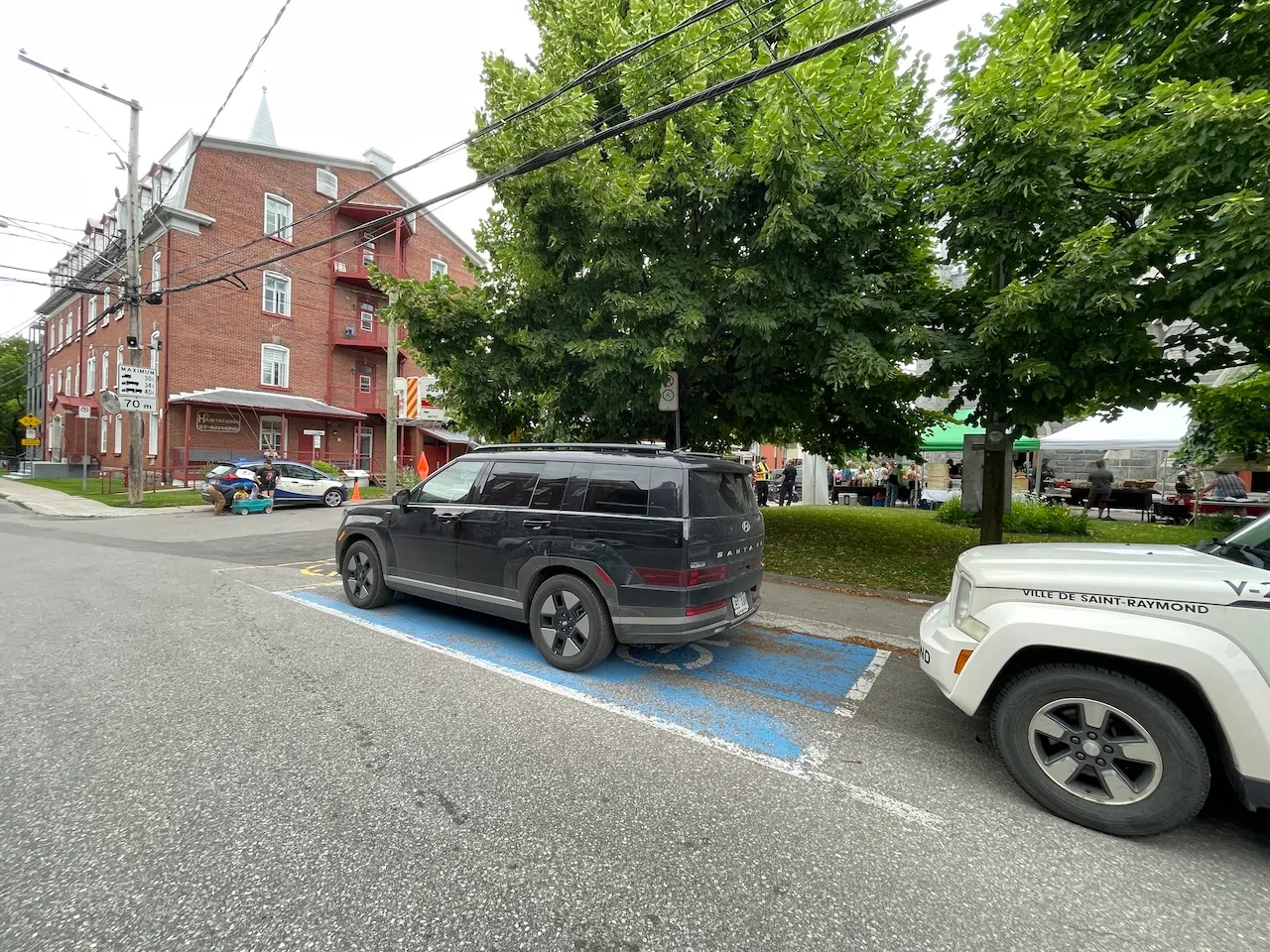 Espace de stationnement dans la rue