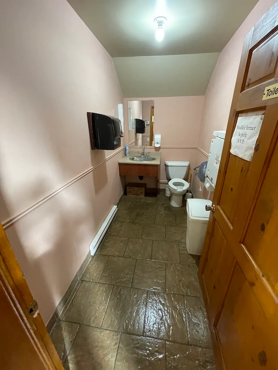 Salle de toilette à l'intérieur de l'église