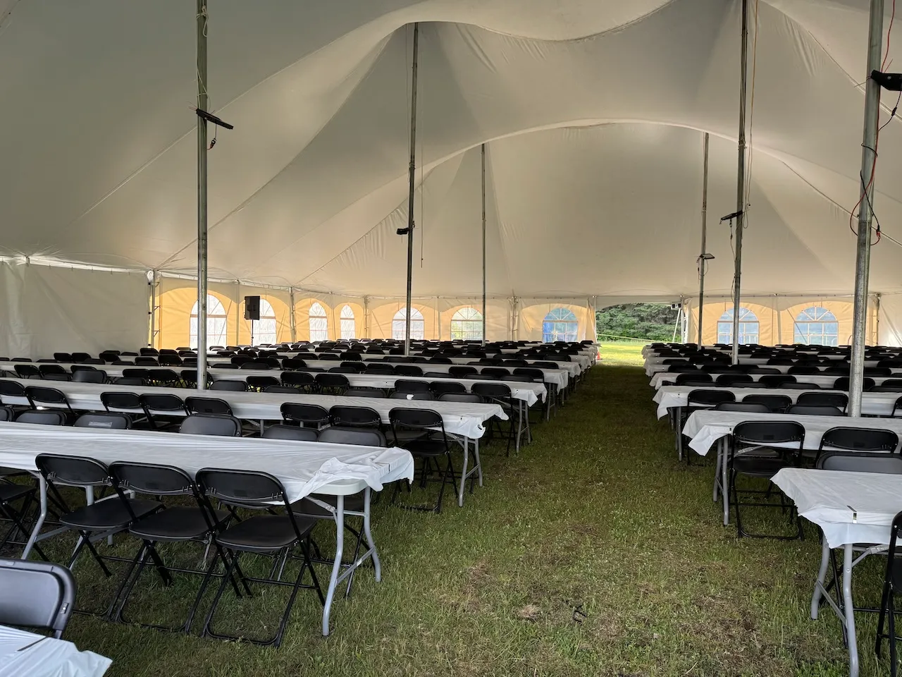 Tables pour le repas dans le chapiteau