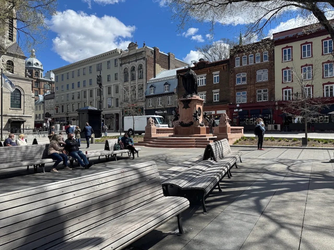 Bancs accessibles à proximité d'une oeuvre