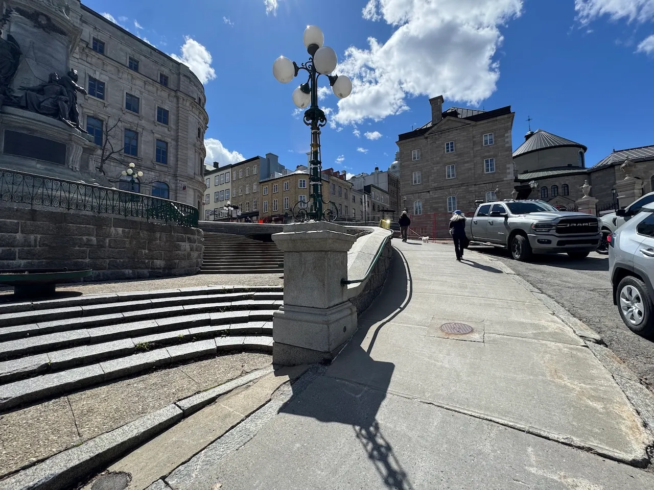Accès en pente vers une oeuvre