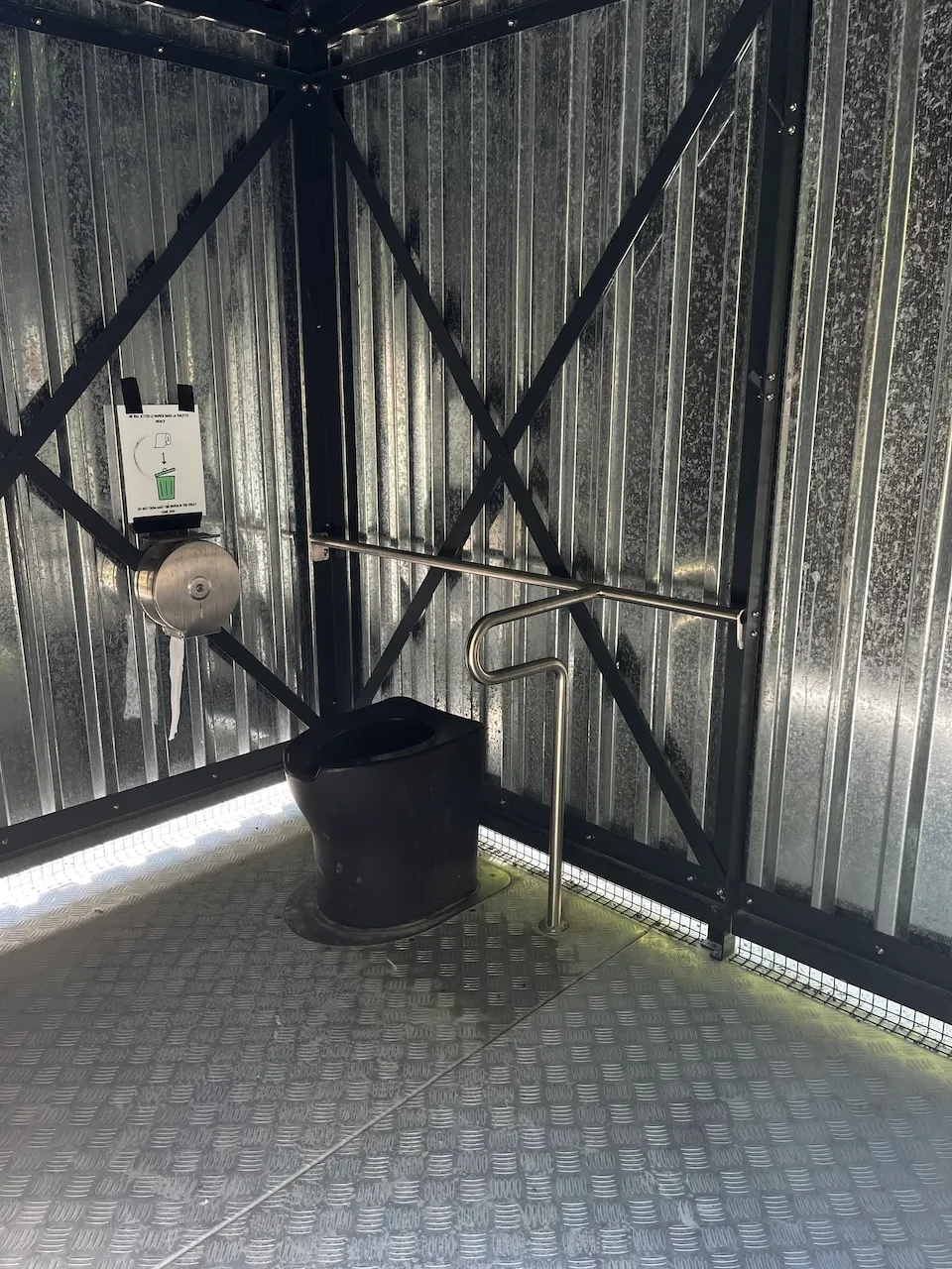 Toilette sèche - cuvette et barres