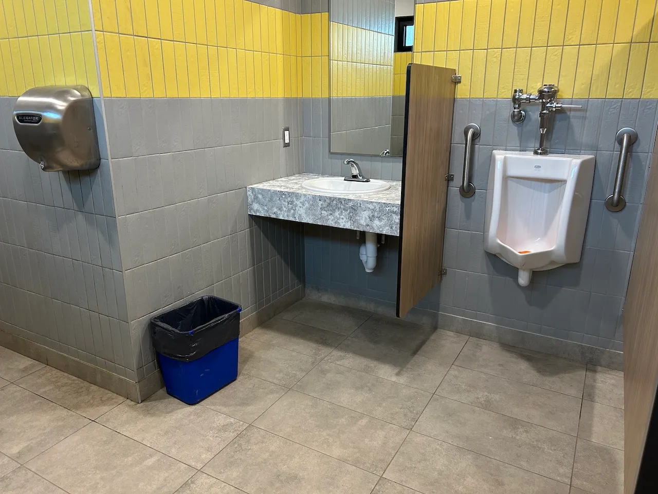Salle de toilettes - Homme
