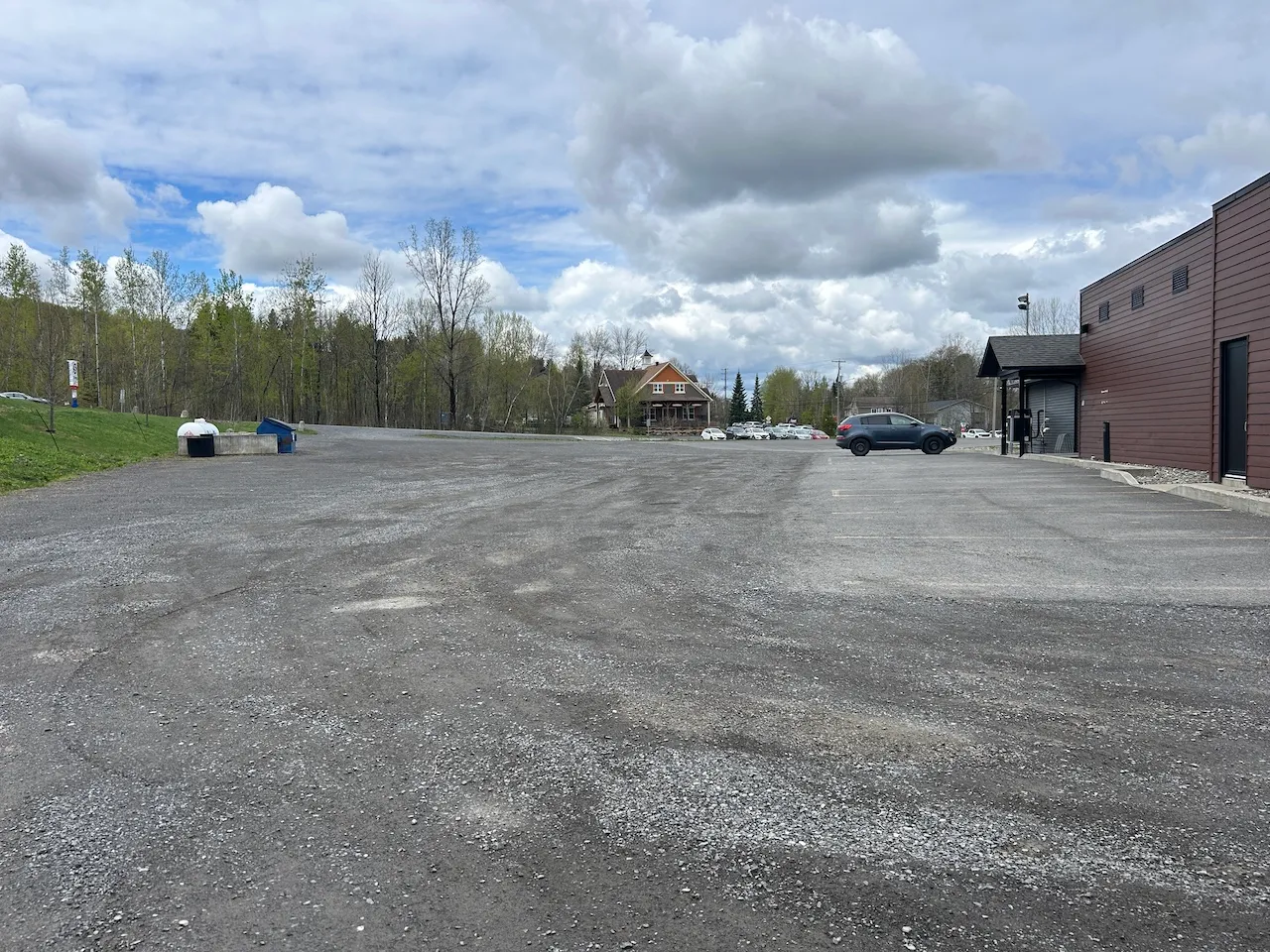 Stationnement à l'arrière du Dooly's