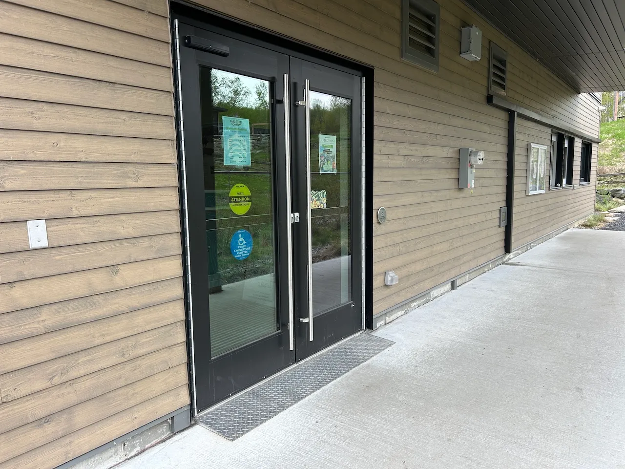 Porte arrière et billetterie