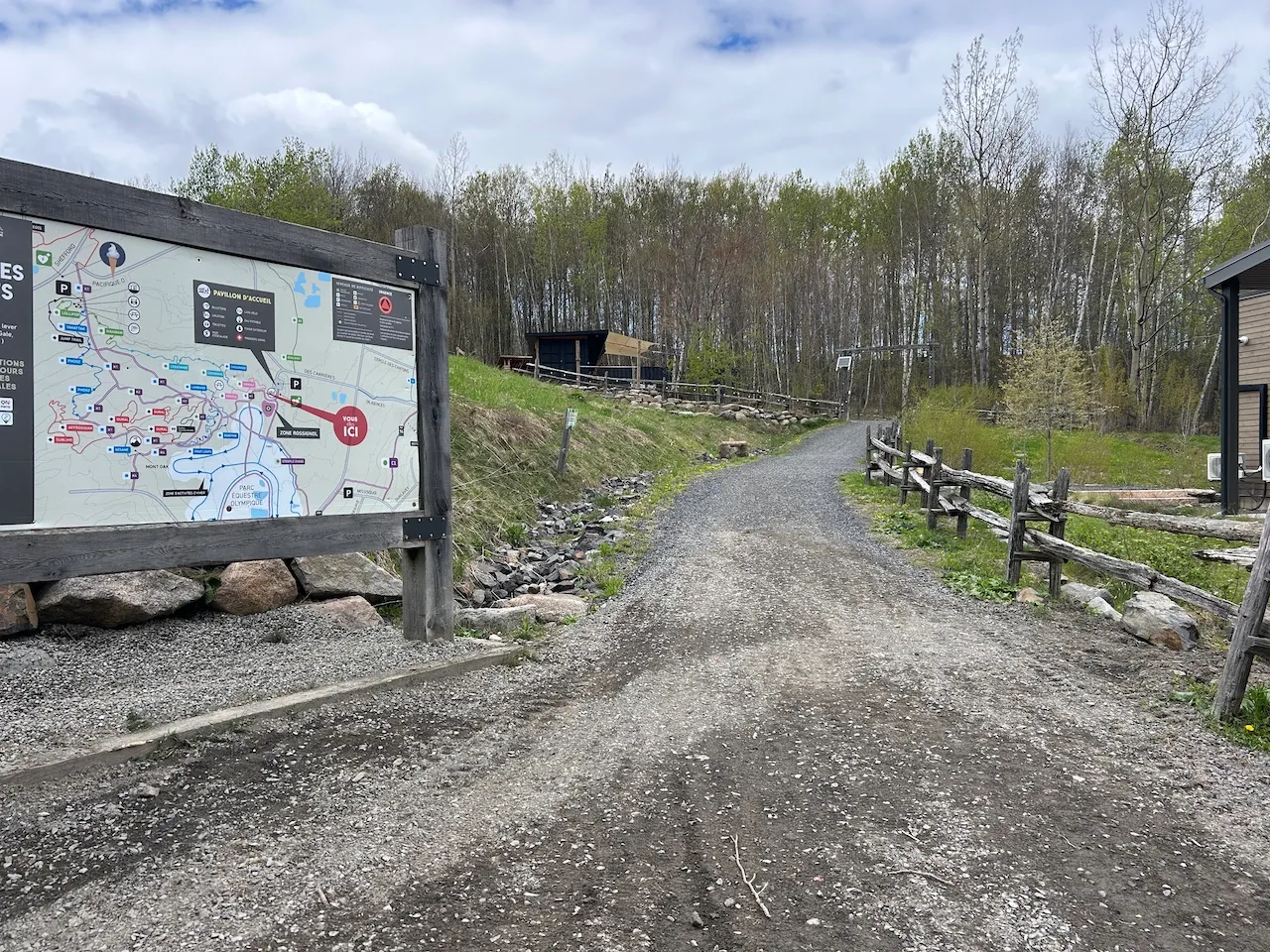 Départ des sentiers et chemin d’accès menant au plateau événementiel