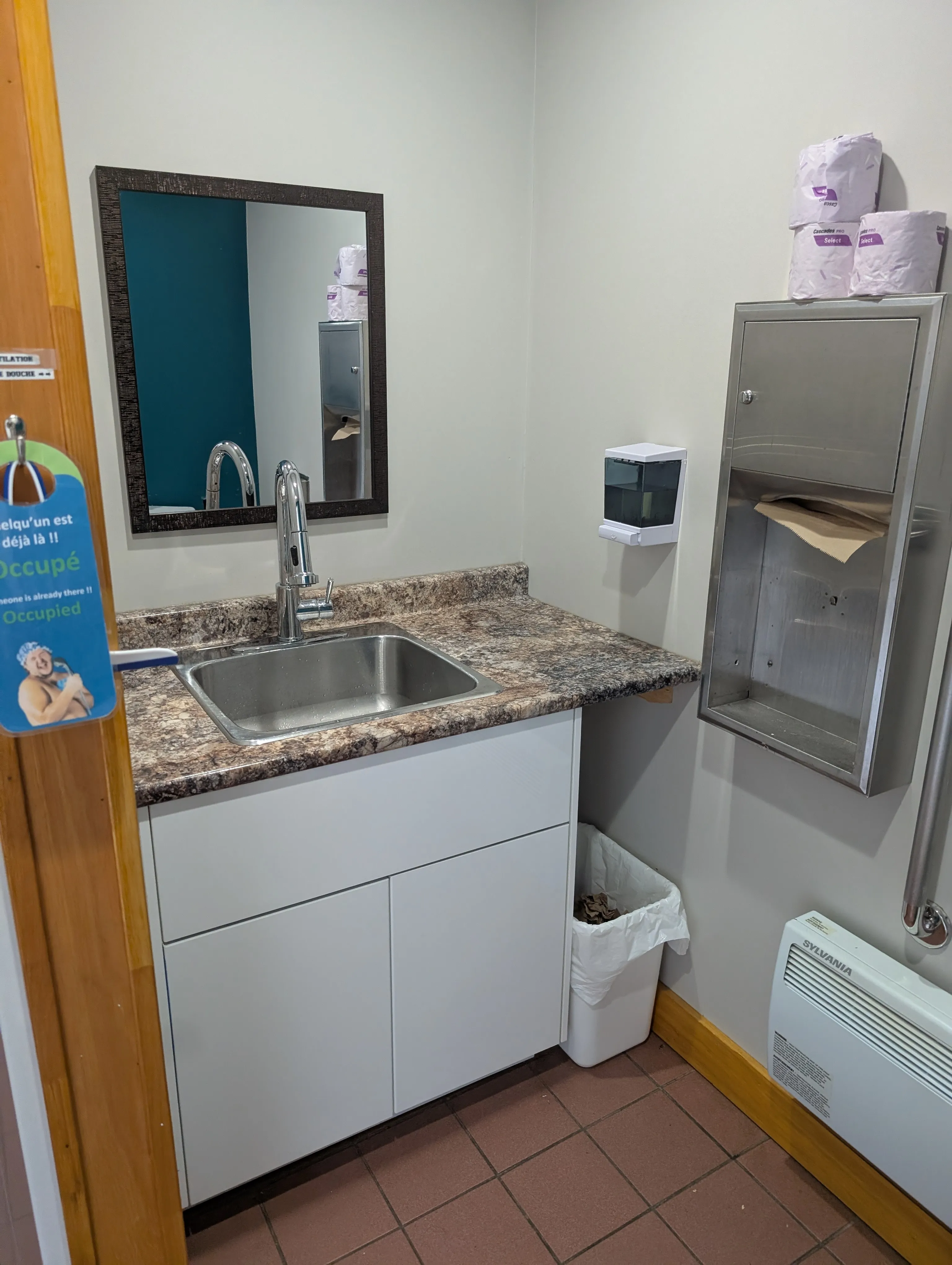 Salle de bain du bloc sanitaire - lavabo