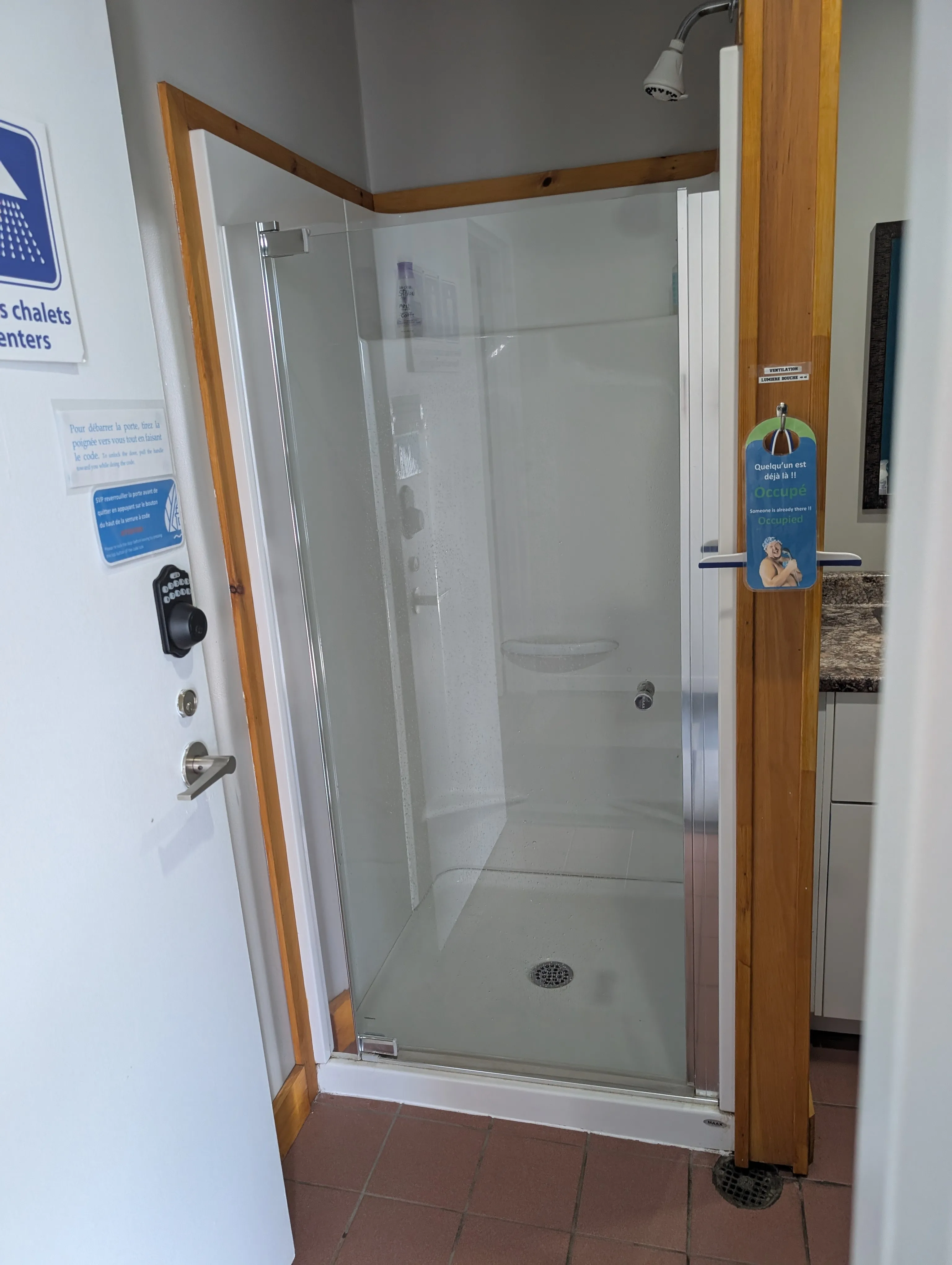 Salle de bain du bloc sanitaire - douche