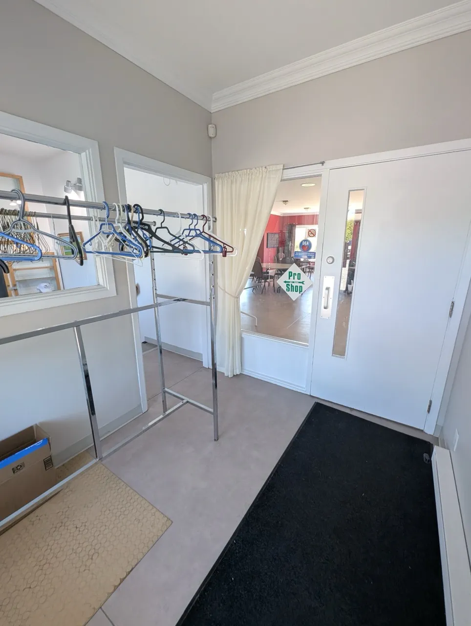 Vestibule et accès au sous-sol ou à la salle de réception