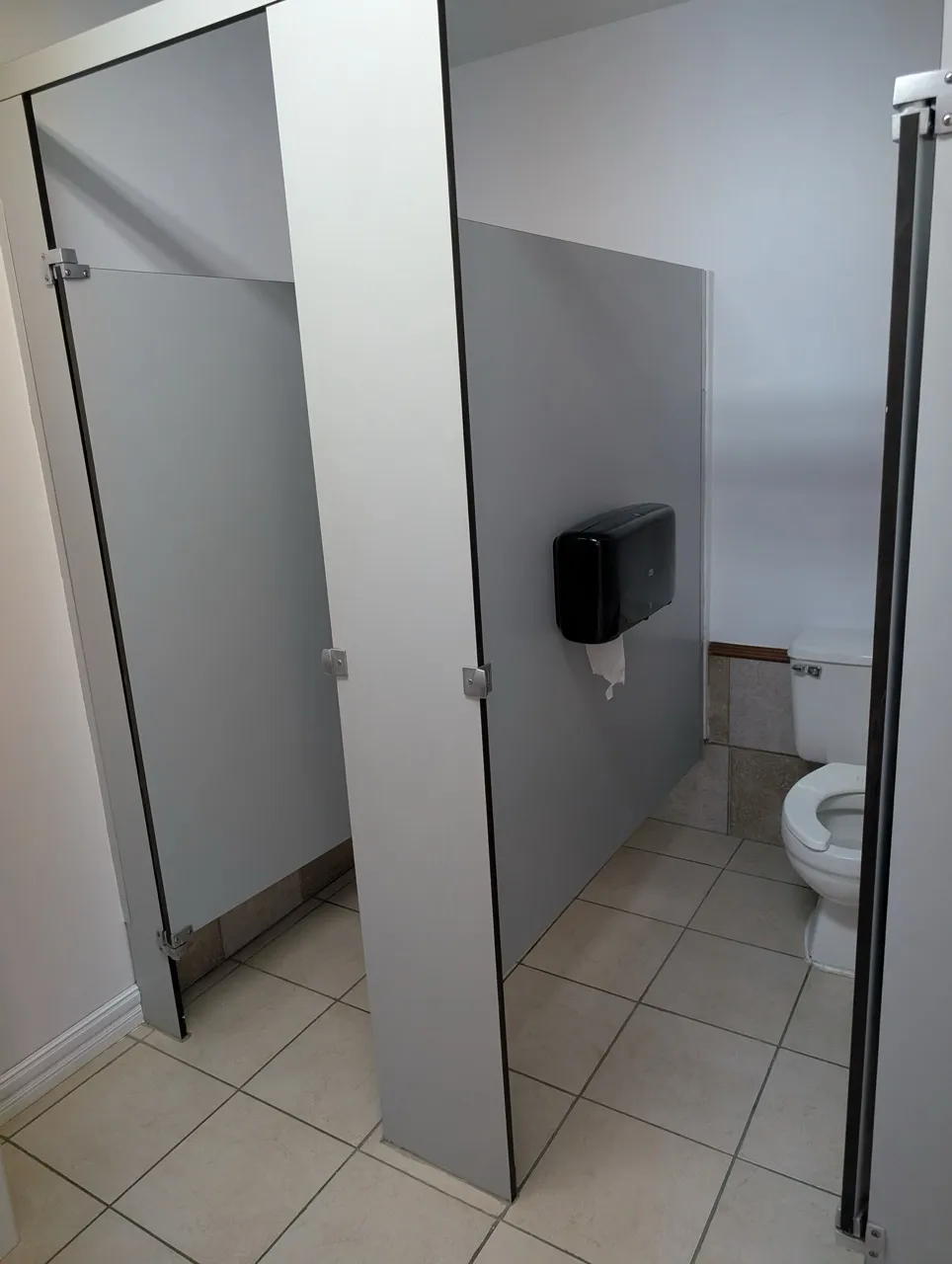 Salle de toilette des vestiaires (non accessible)