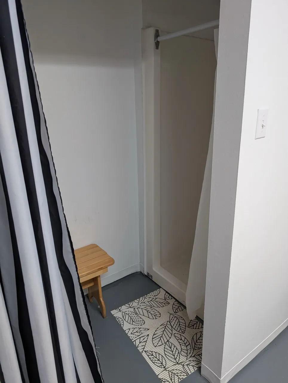 Cabine de douche des vestiaires (non accessible)