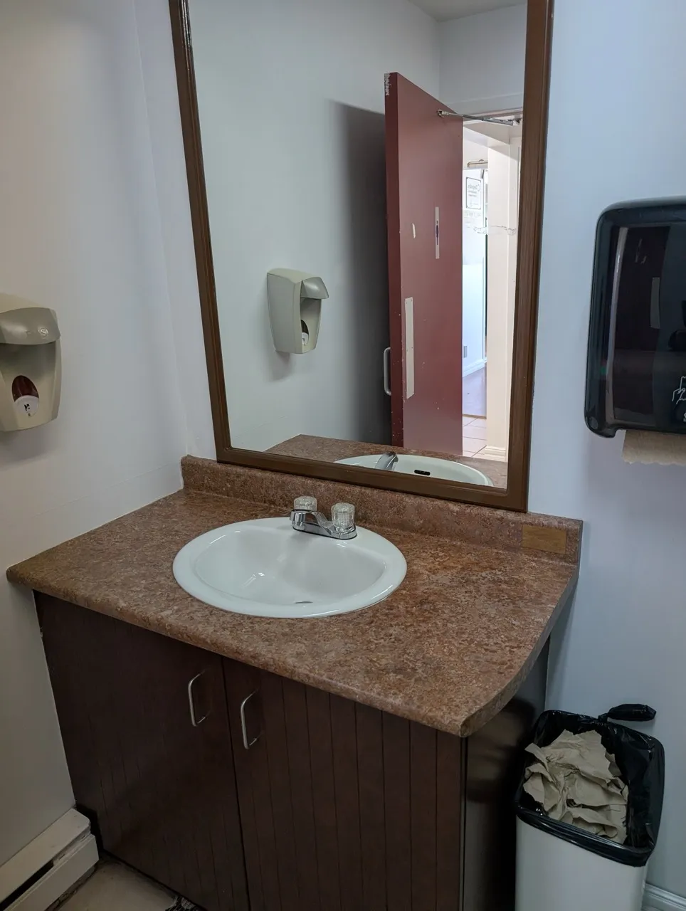 Lavabo dans le vestiaire (non accessible)