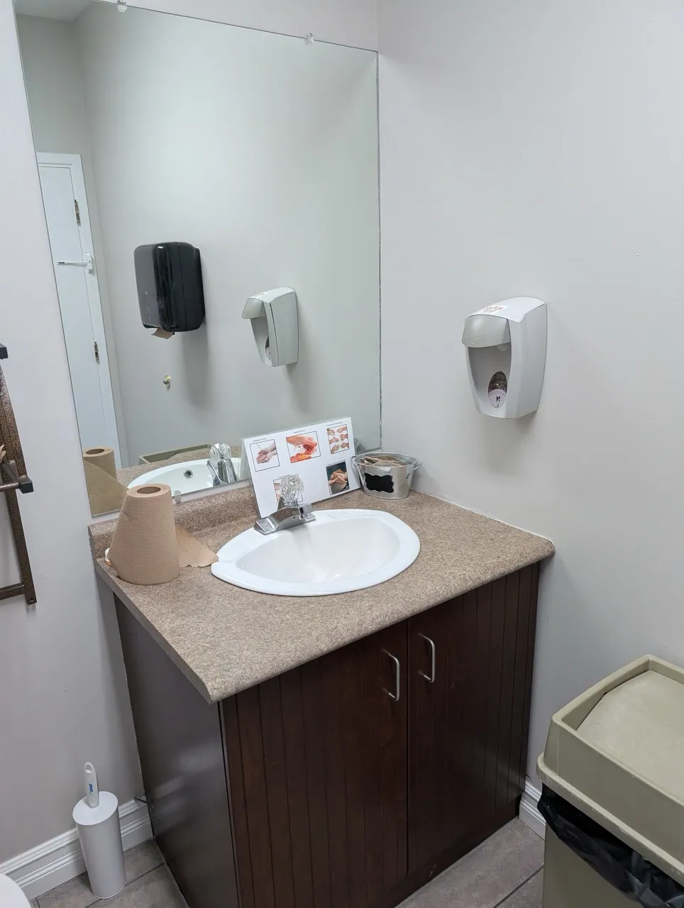 Toilette de la salle de réception - lavabo