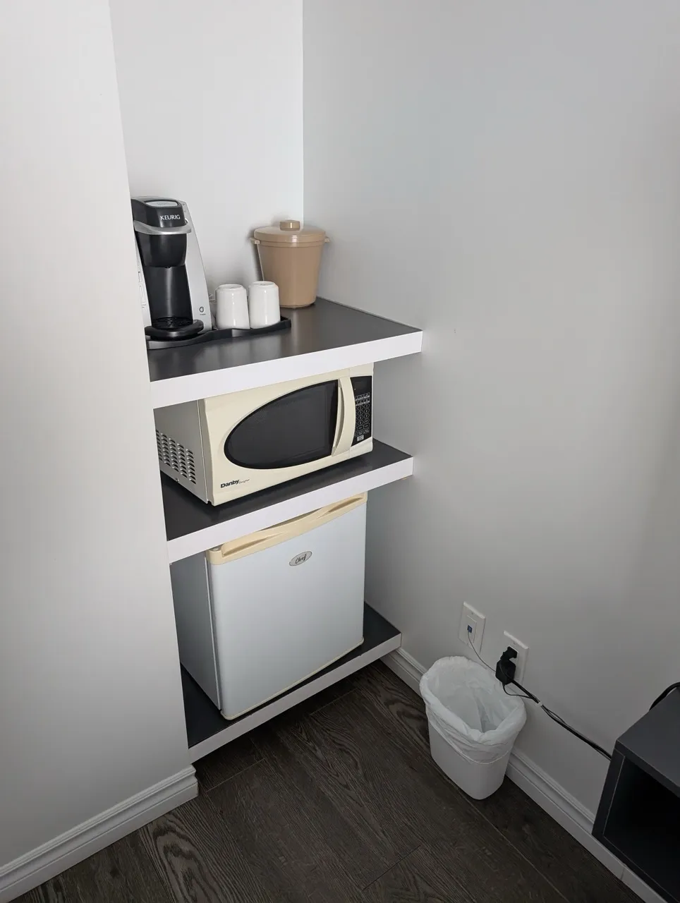Room 325 - kitchenette area