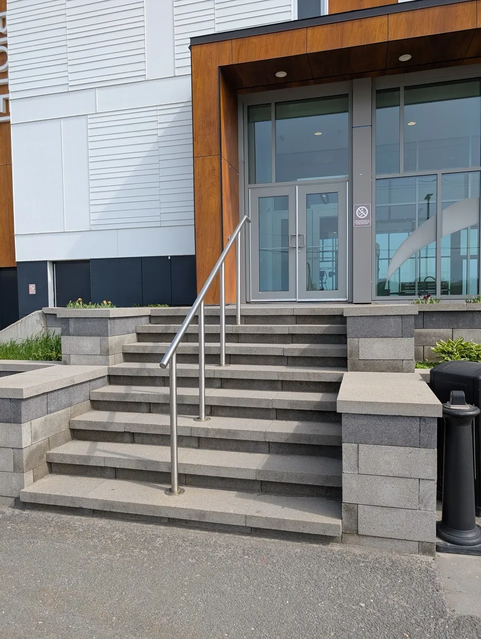 Secondary outdoor entrance - stairs (access to the pool and gym)