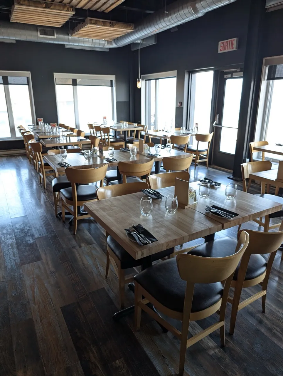 Cargo restaurant - tables