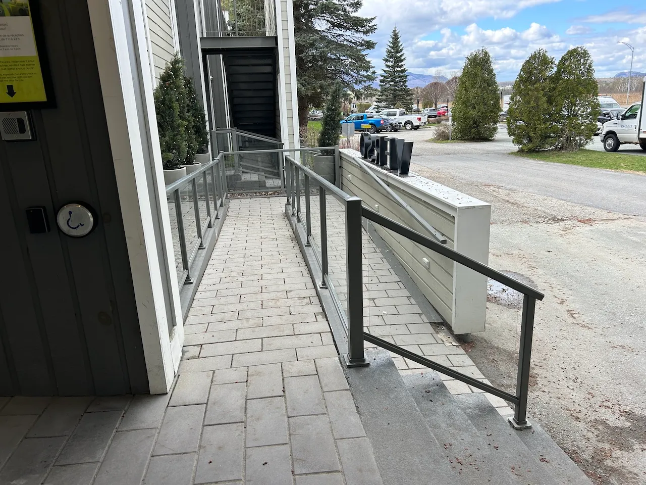 Access ramp leading to the entrance of the Verso Hotel
