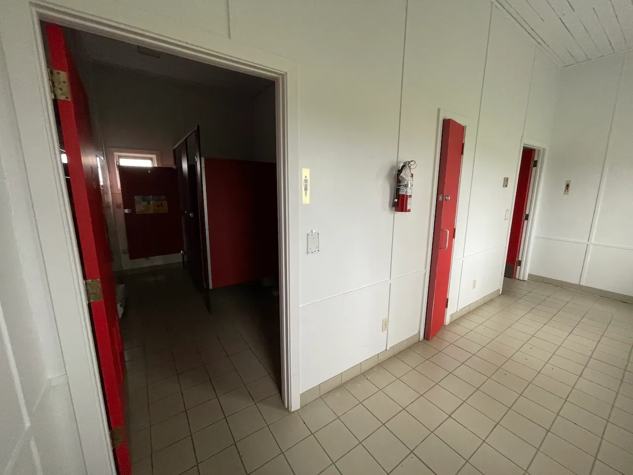Portes menant aux cabines