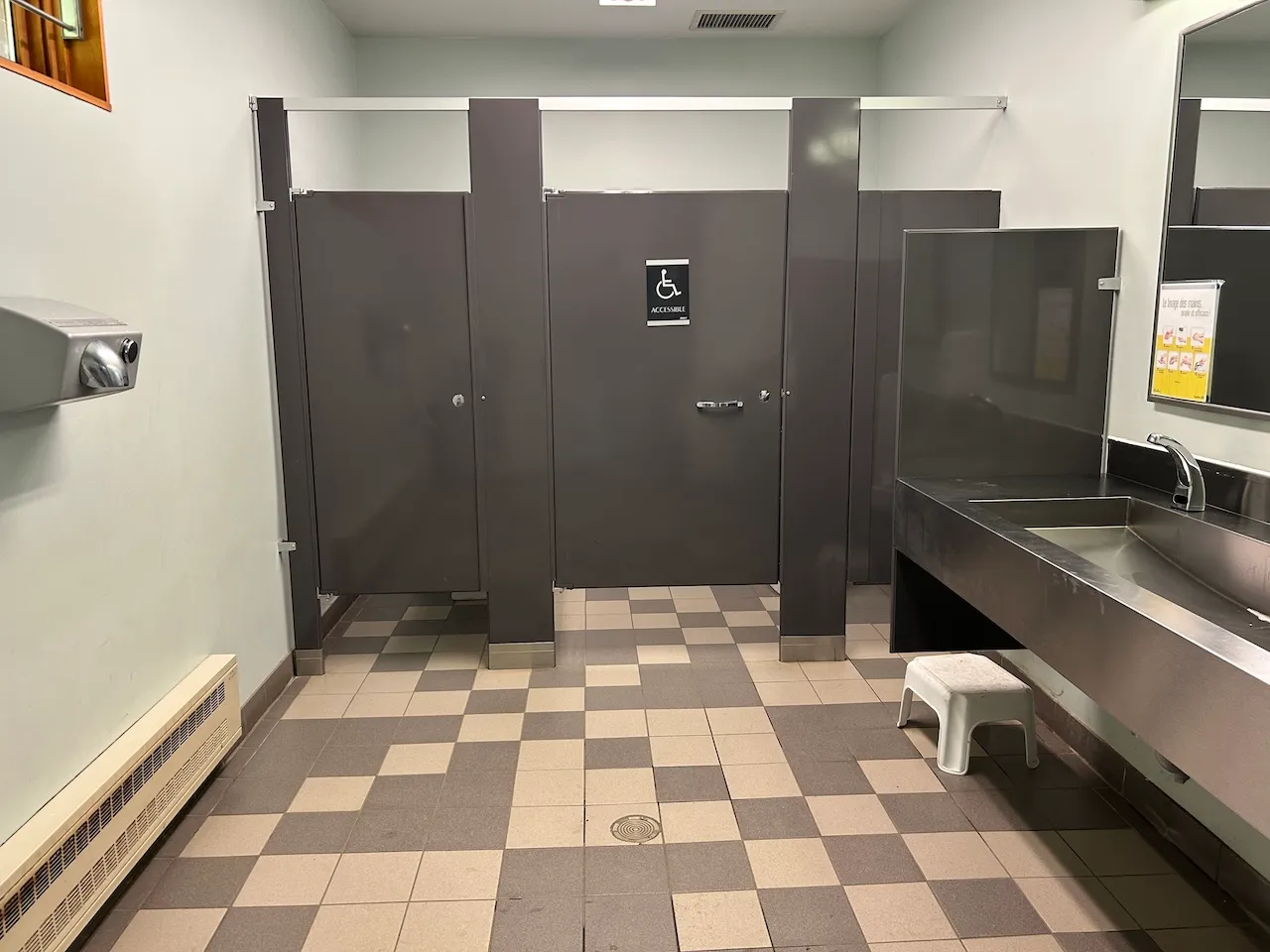 Héritage Welcome Chalet - Men's Restroom