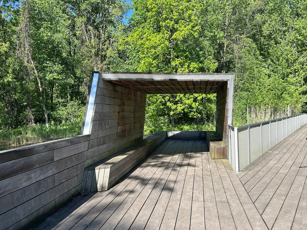 Rest area at the trailhead near Chalet Héritage