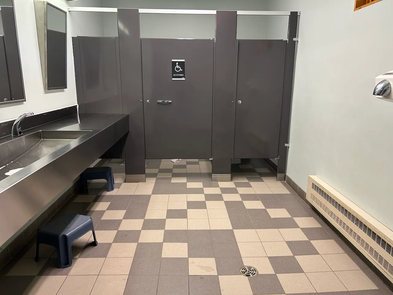 Héritage Welcome Chalet - Women's Restroom