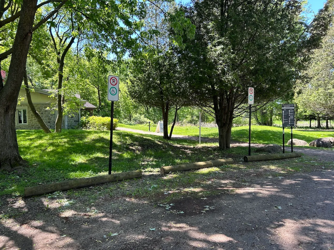 Pavillon des marais - Reserved parking spaces