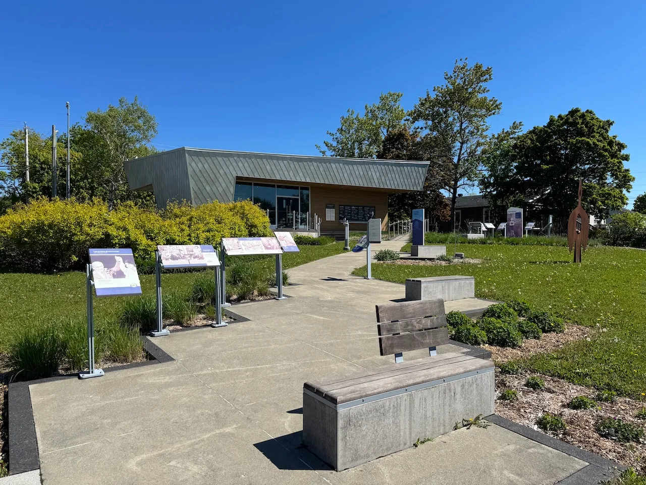 Outdoor exhibition route