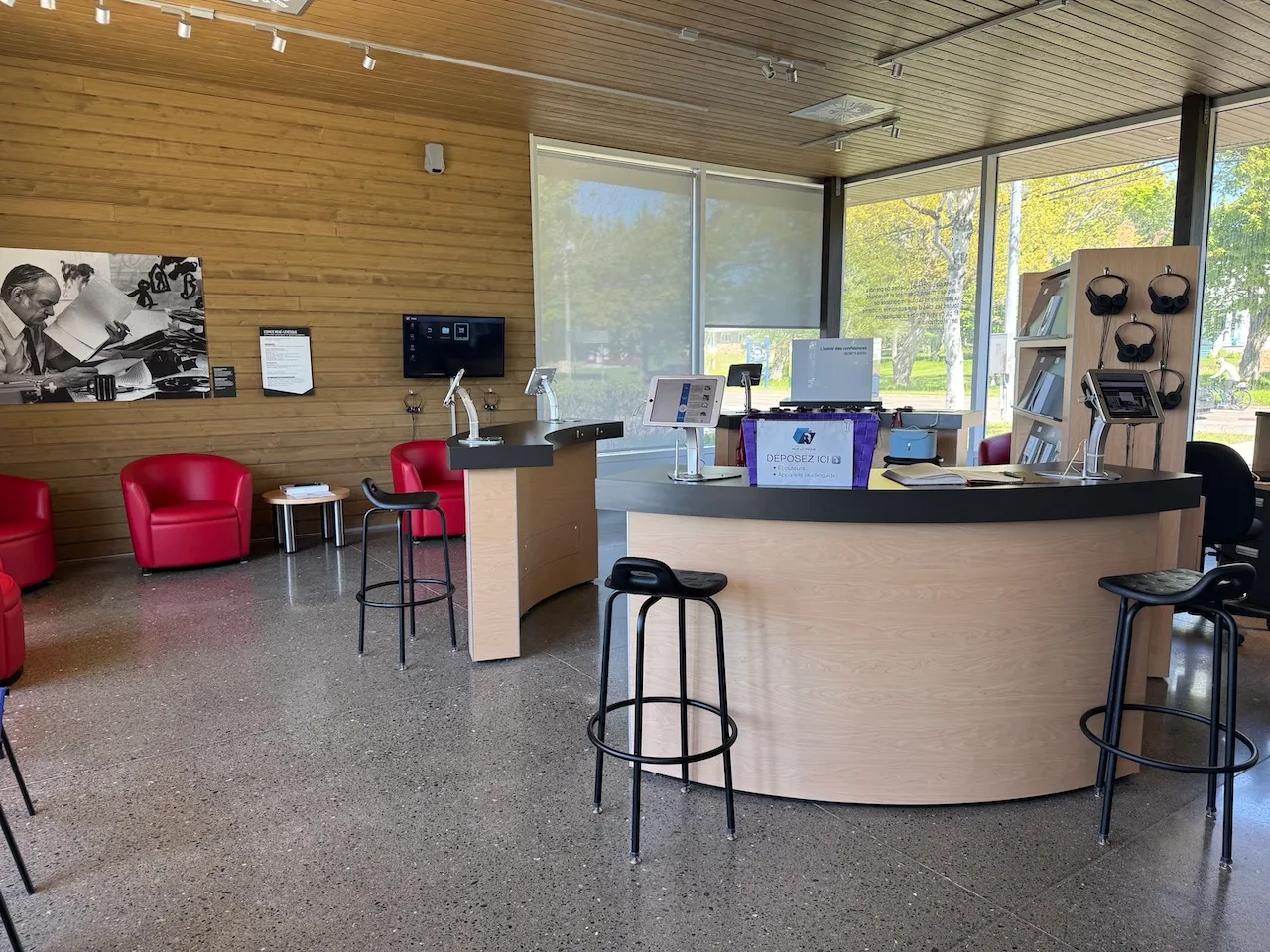Reception desk and equipment rental (audio guide)