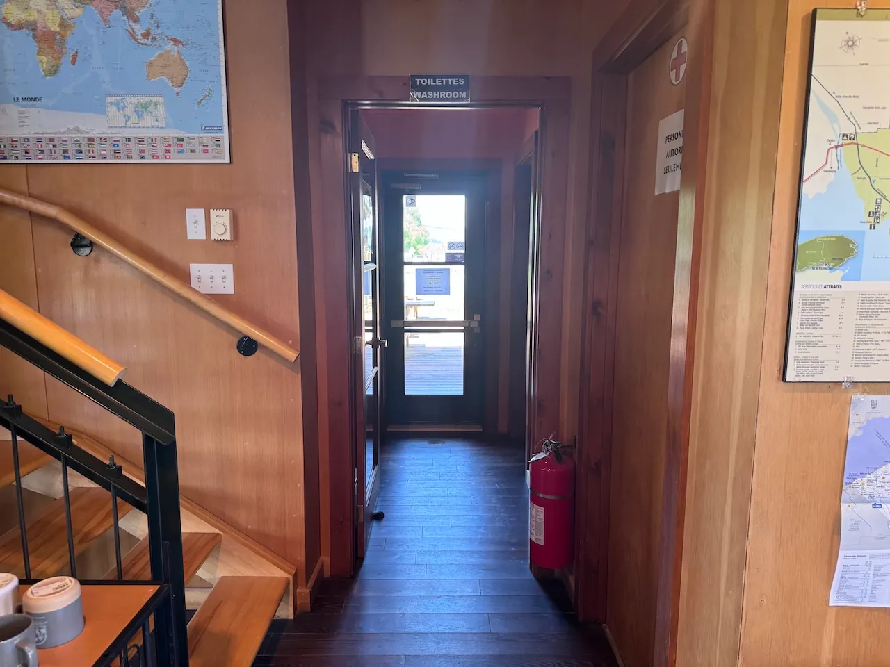 Corridor vers les salles de toilettes