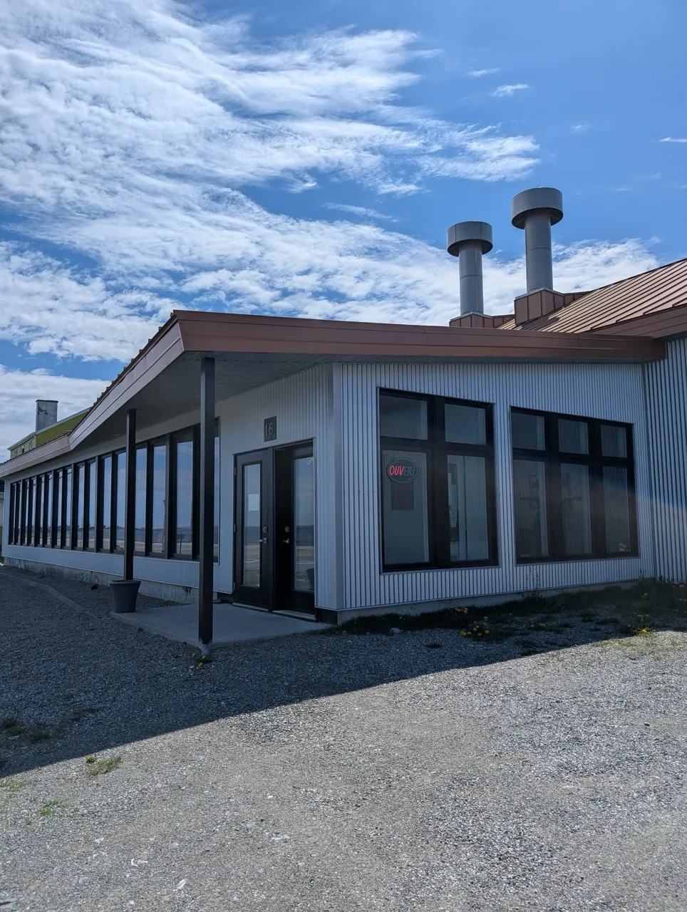 Chemin du stationnement vers l'entrée