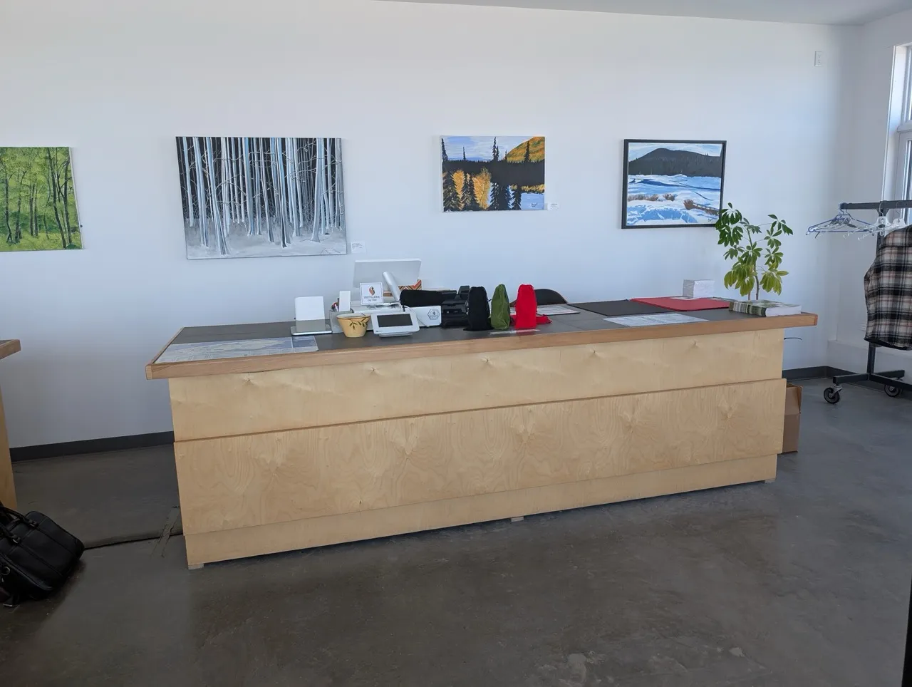 Intérieur de la boutique - comptoir de caisse