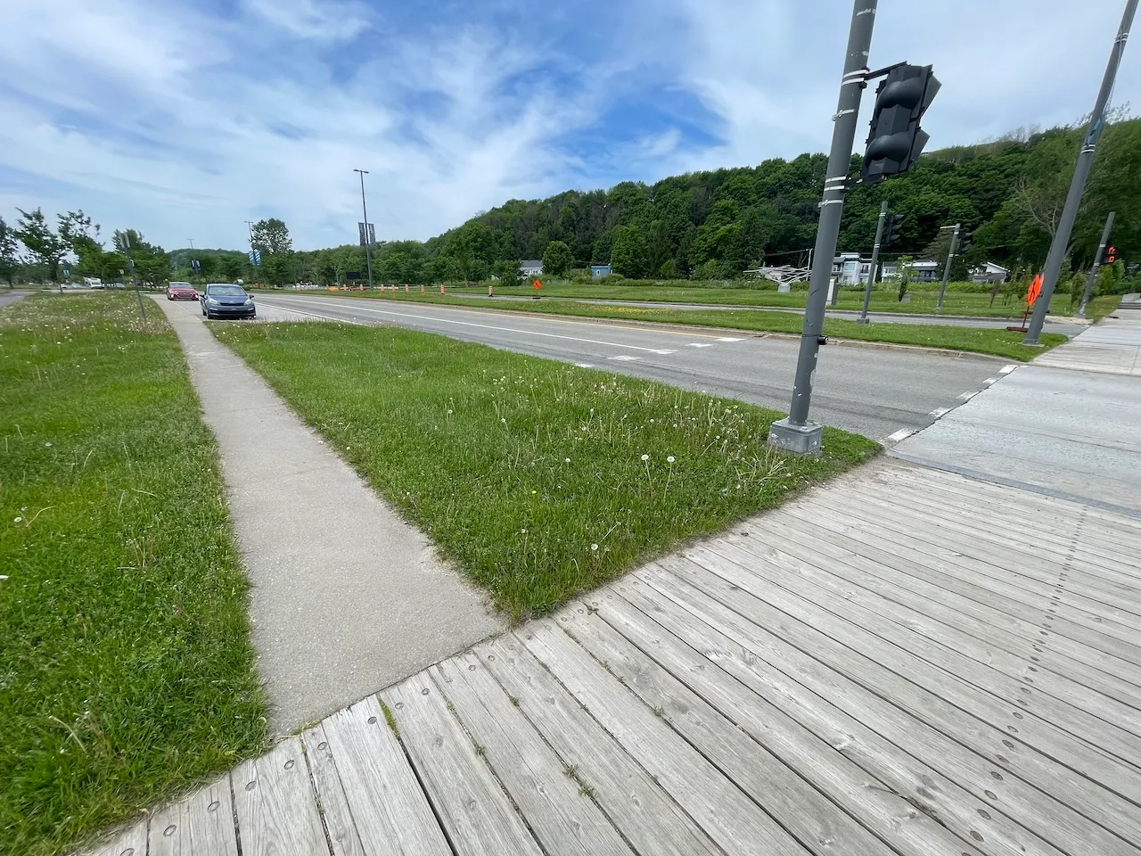 Seuil de trottoir pour accéder à la promenade