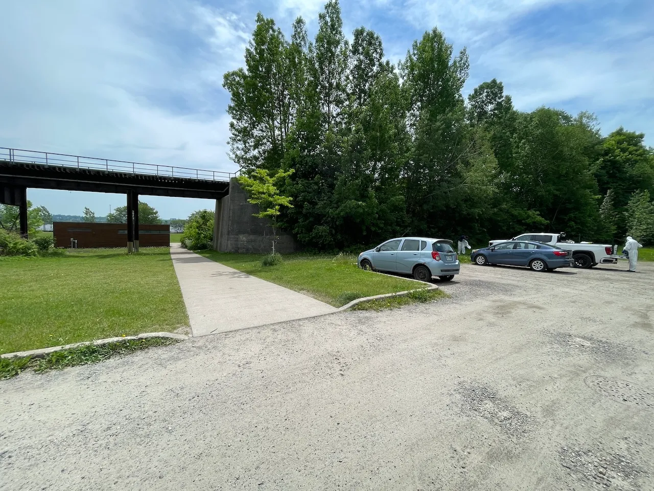 Stationnement et allée menant au pavillon