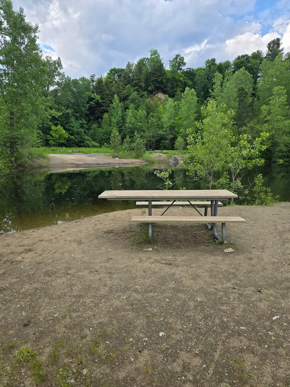 Table accessible sur le sentier - accès dangereux