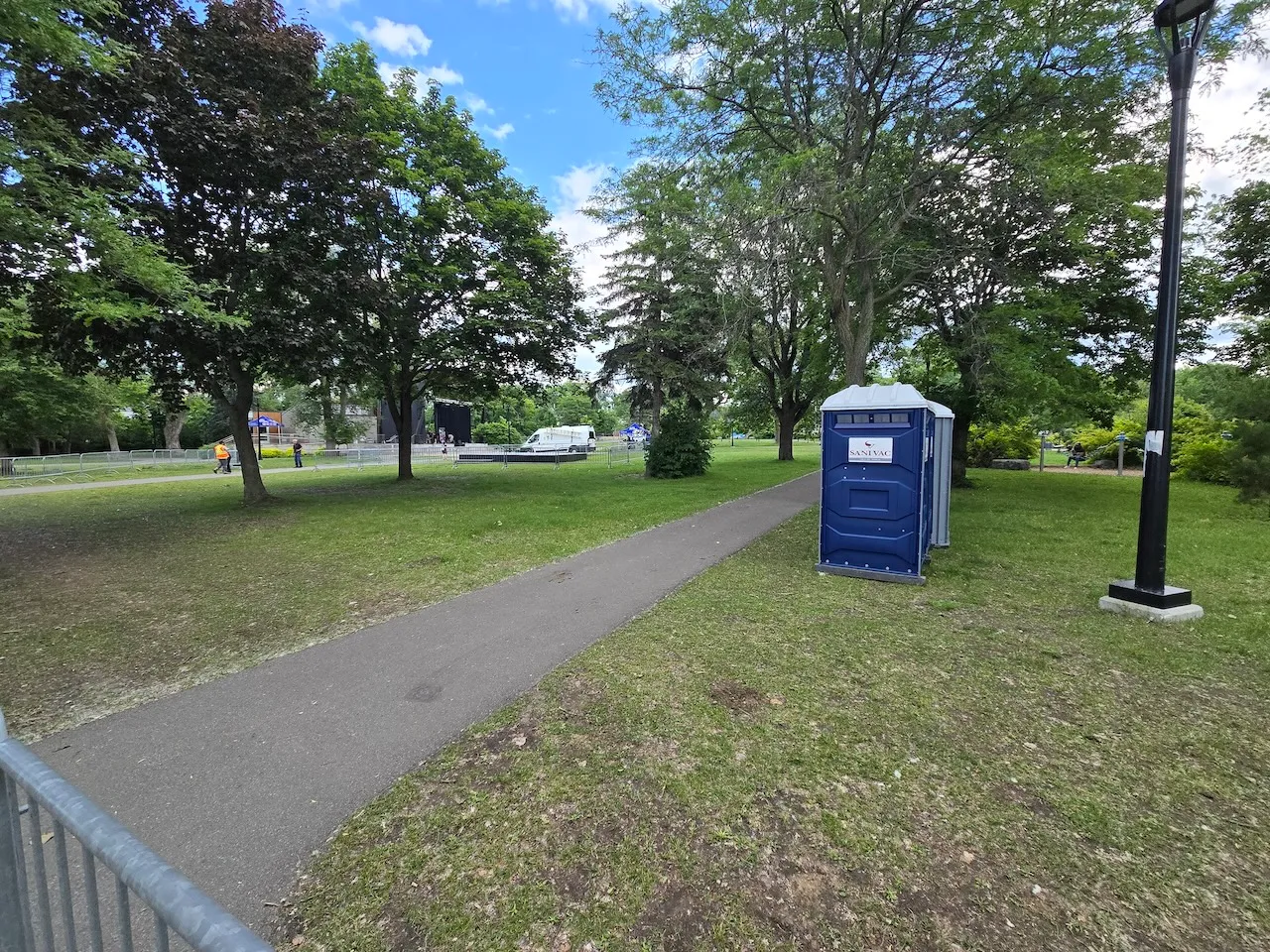 Allée de circulation sur le site