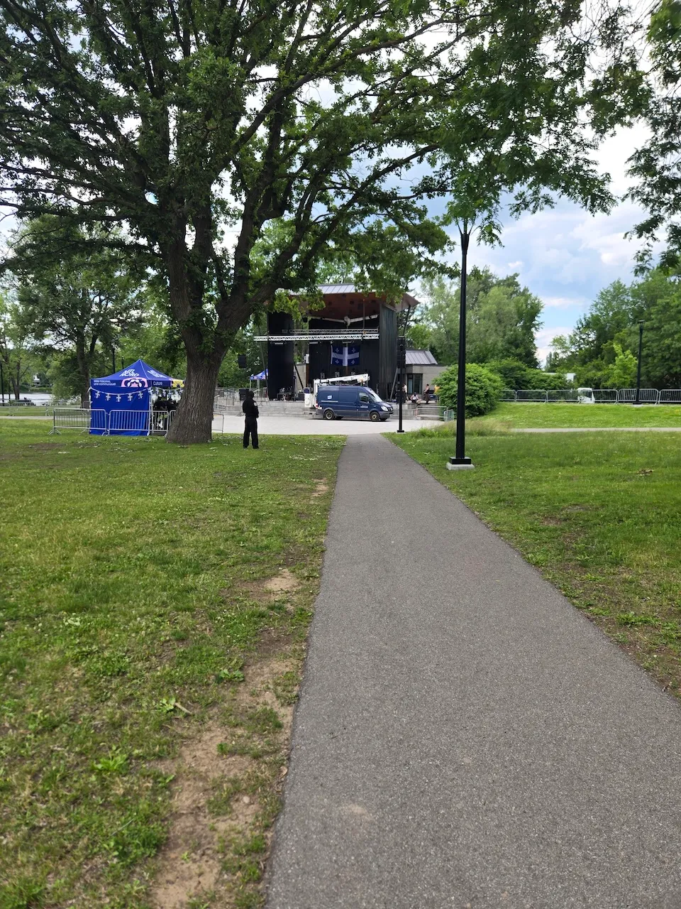 Allée de circulation vers la scène