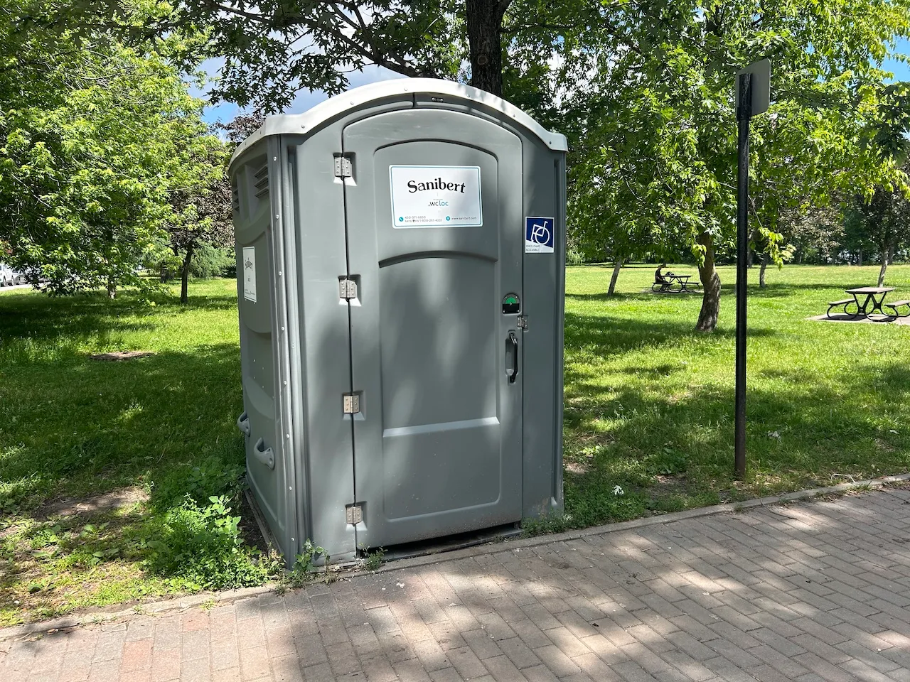 Toilette chimique située à l'entrée Ouest