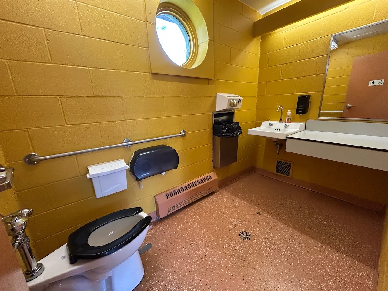 Chalet - Salle de toilette universelle - Non genrée