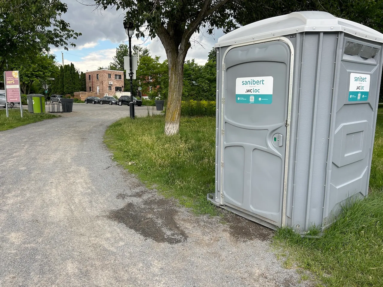 Toilette chimique située à l'entrée Est