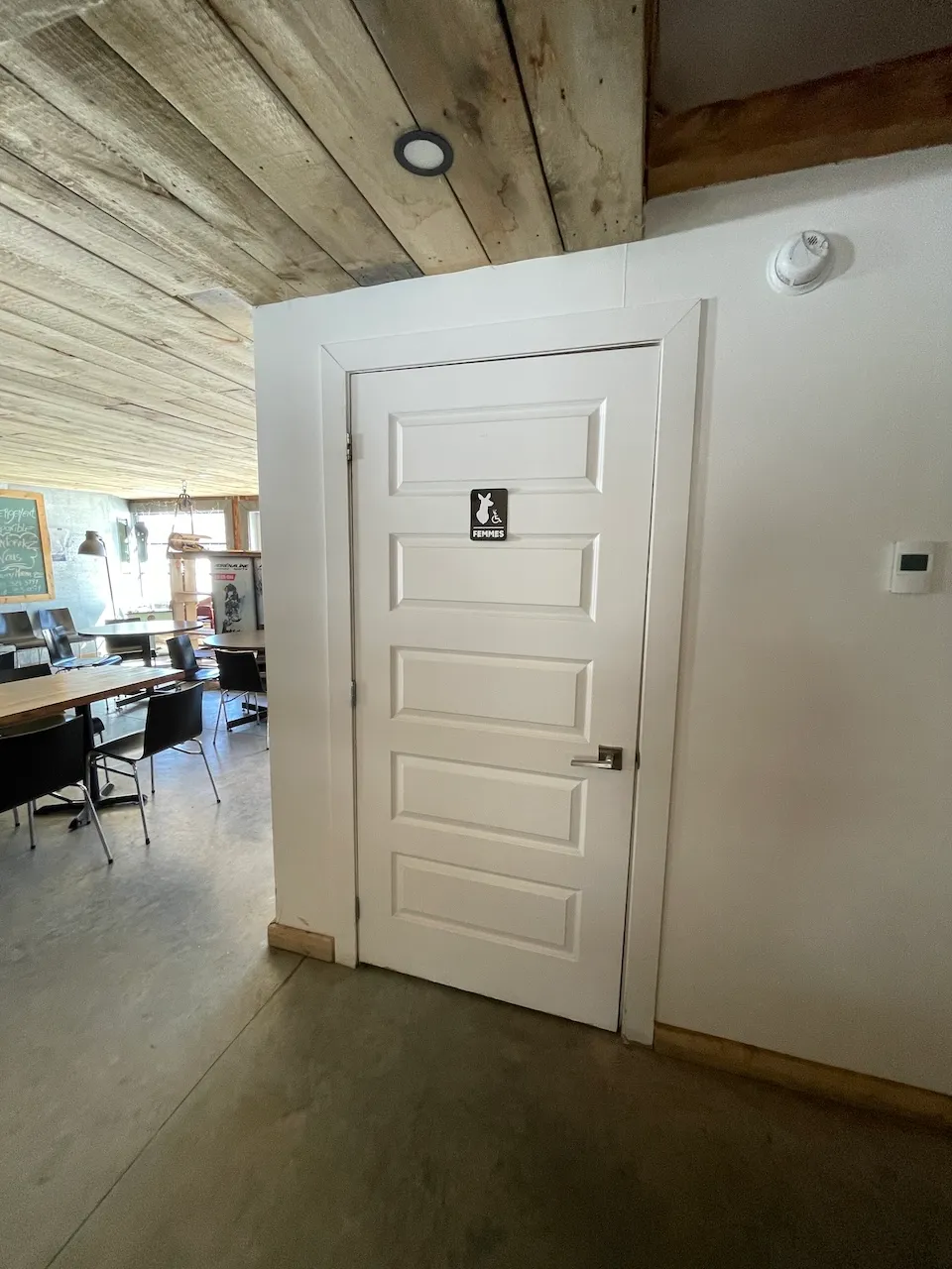 Accès à la salle de toilette