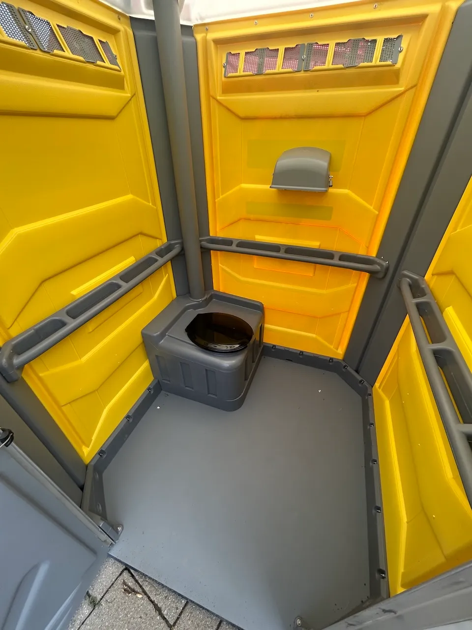 Portable toilet