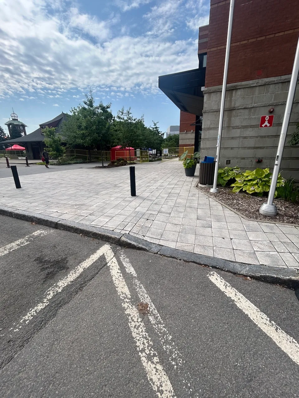 Access to the site from the parking lot