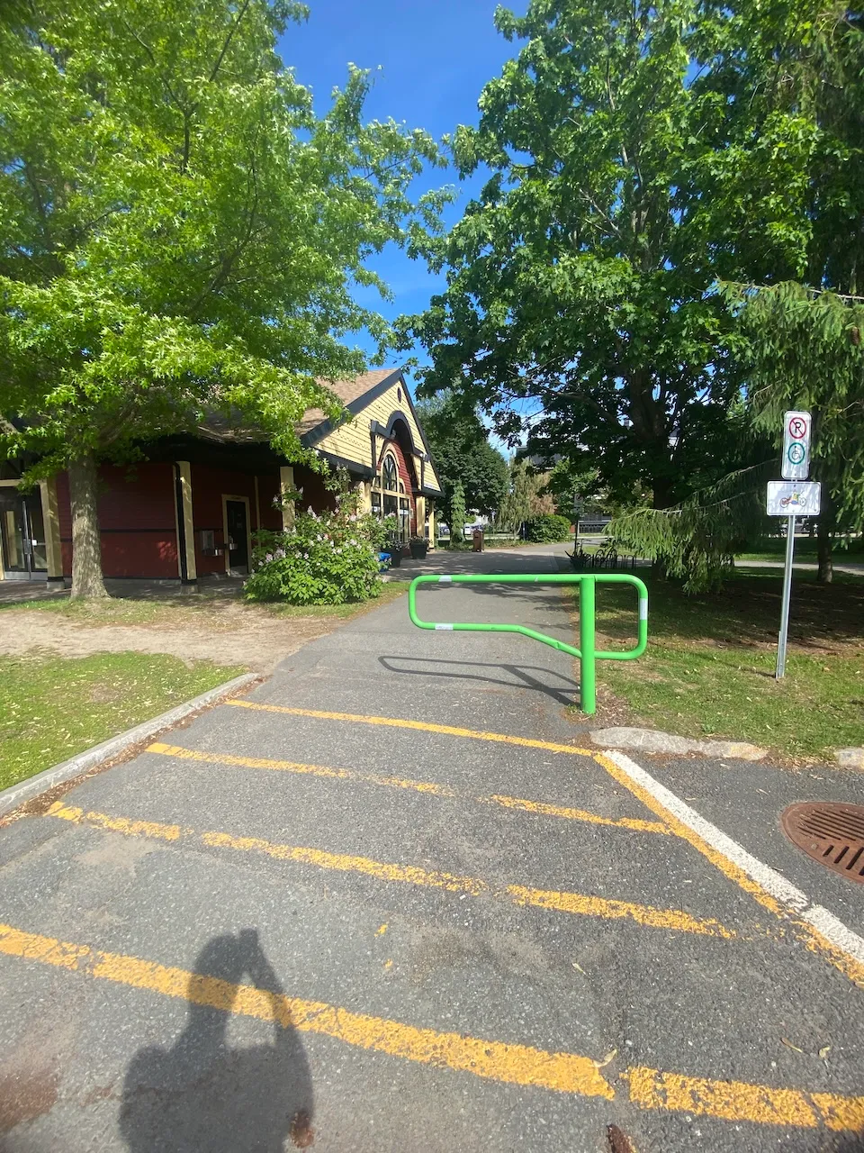 Allée vers l'entrée à partir du stationnement