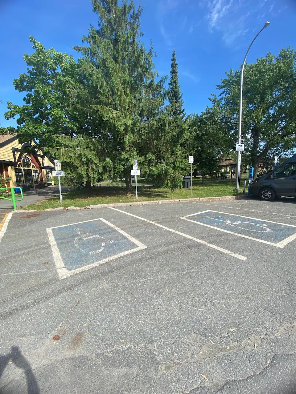 Espaces de stationnement réservés (2)