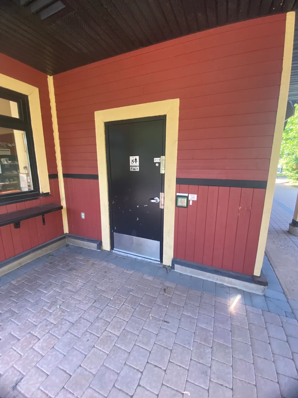 Entrée extérieure - salle de toilette universelle