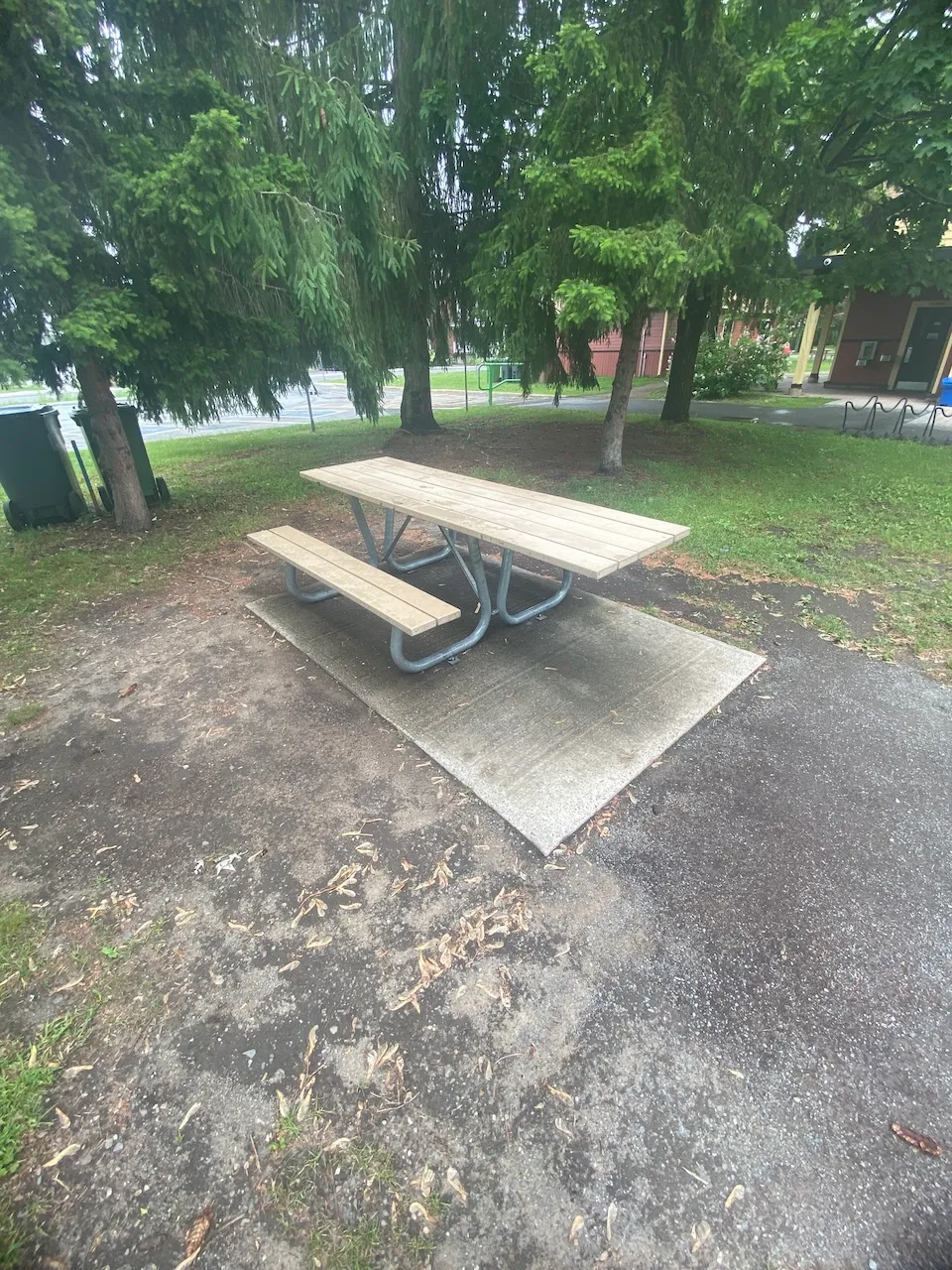 Table à pique-nique accessible