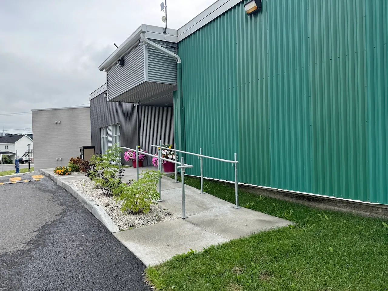 Access ramp - Main entrance