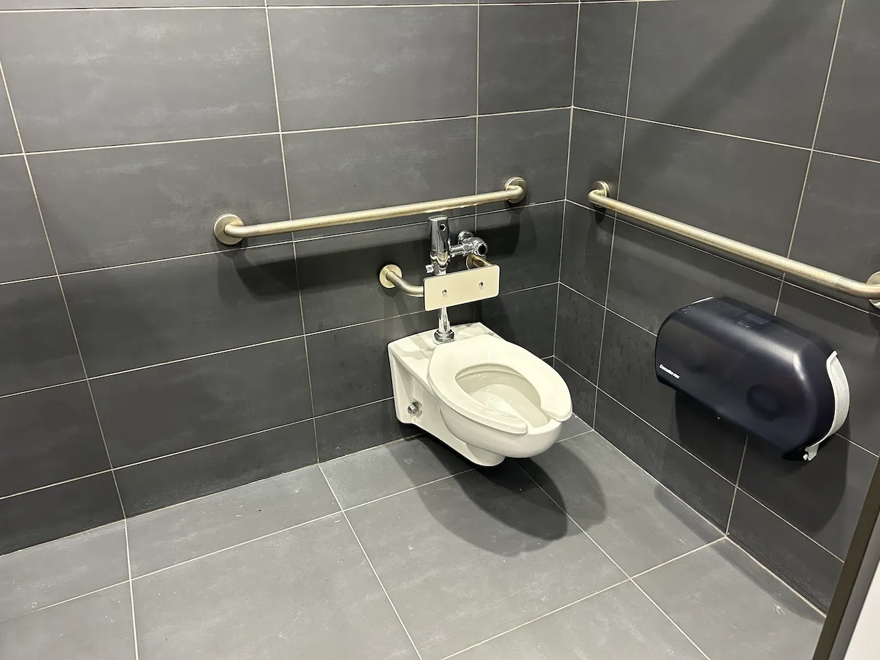 Niveau 2 et 3 - Salle de toilettes homme - Estrades