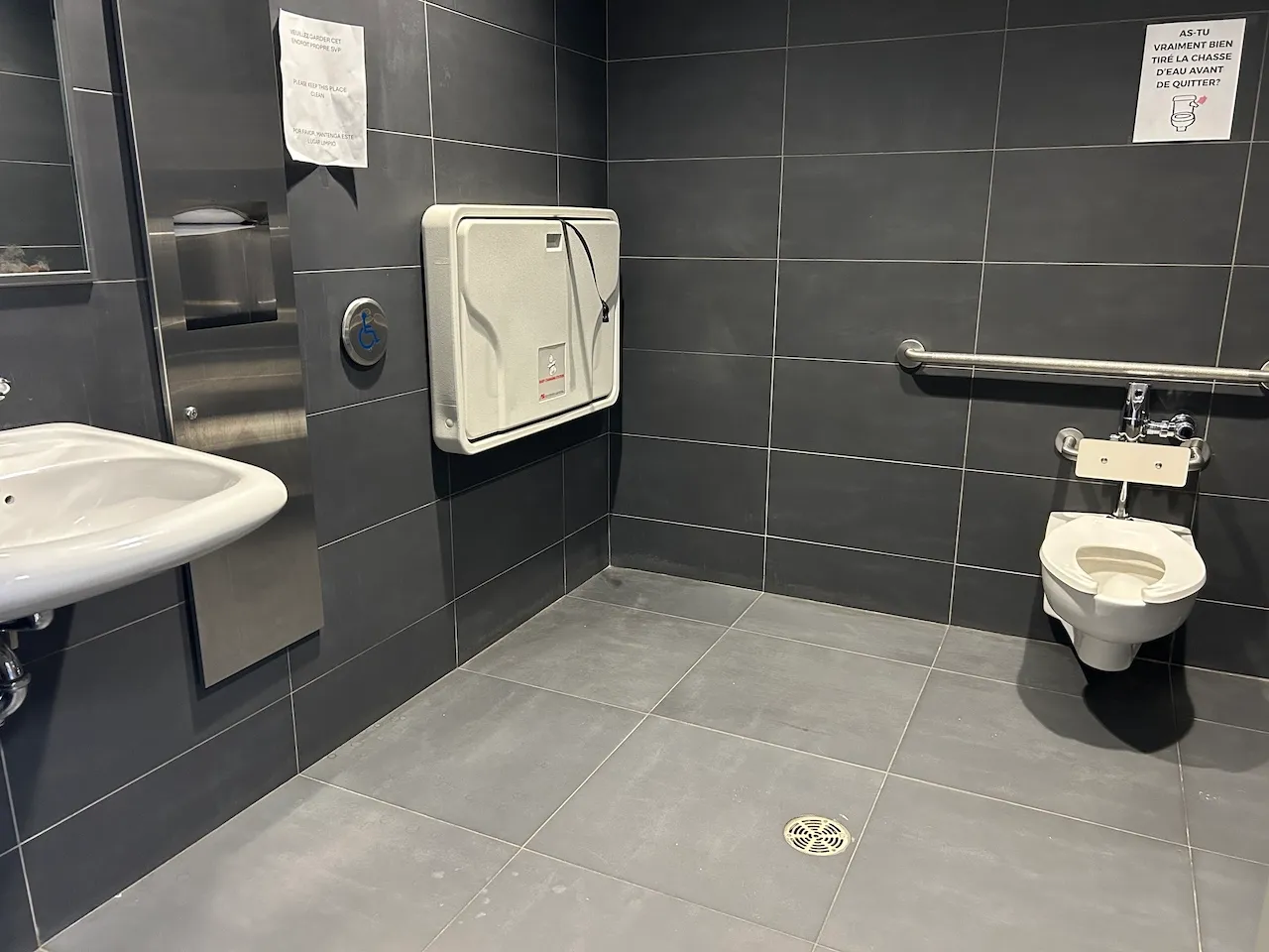 Niveau 1 - Bureaux administratifs - Salle de toilette universelle