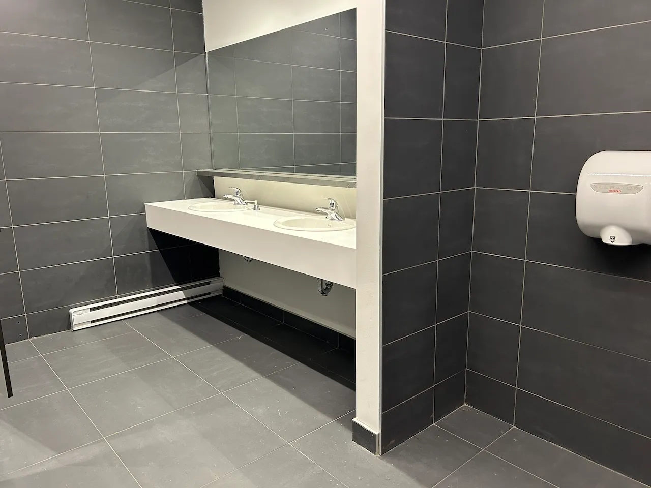 Niveau 2 et 3 - Salle de toilettes homme - Estrades